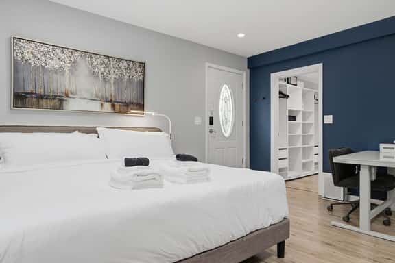 Private King Suite - Springfield METRO - Image 1