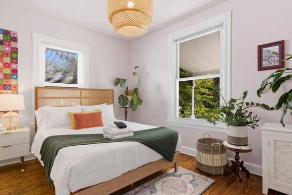 Bright & Spacious 3BR Cottage Minutes to DC - Image 1