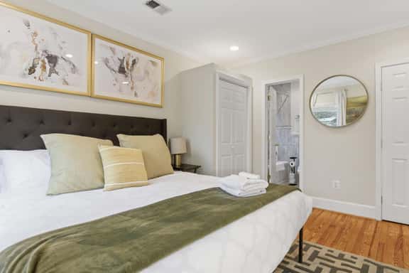 3BR in DC's "Little Rome", Parking + Walk to METRO - Image 1