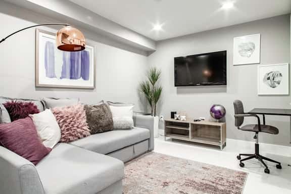 Centrally-Located Well-Decorated Solar-Powered! - Image 1