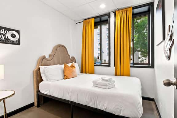 Historic Gaslight Building - 2BR Near White House - Image 1