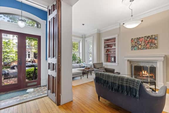 Historic Solar-Powered Townhouse, Walk to - Image 1