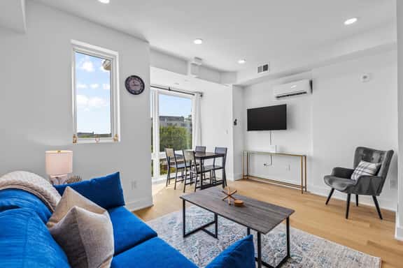 Modern and Stylish 2-Lvl 1-BR Penthouse Apt, Steps to H St - Image 1