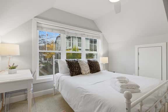 Cozy Carriage House - Clarendon Getaway - Image 1
