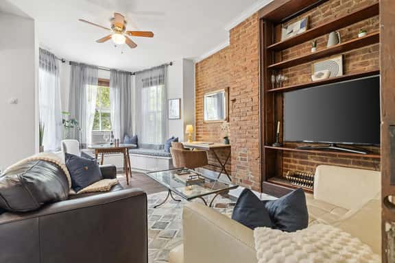 Beautiful 1-BR Flat Nestled Between Dupont & Logan - Image 1