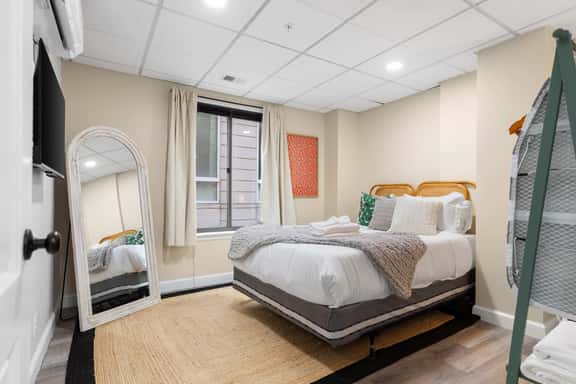 Walk to the White House & Nat'l Mall from this 2BR - Image 1