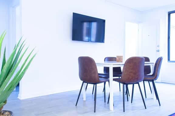 Stunning 2-UNIT Rental // Only STEPS Away from The White House - Image 1
