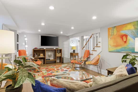 Charming 4BR Bungalow - Steps to Clarendon METRO - Image 1