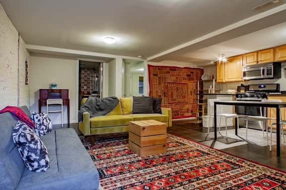 Cozy Bloomingdale English Basement Near DC Hospitals - Image 1