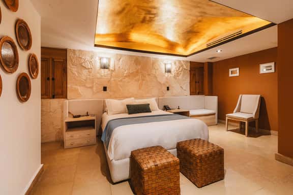 Luxury Queen Room in Downtown San Miguel - Image 1