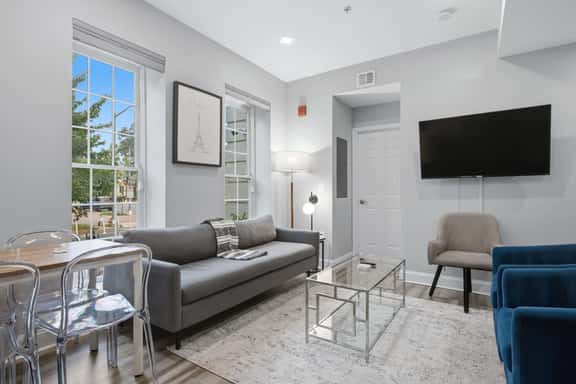 Bright 3BR Walk to Eastern Market & METRO - Image 1