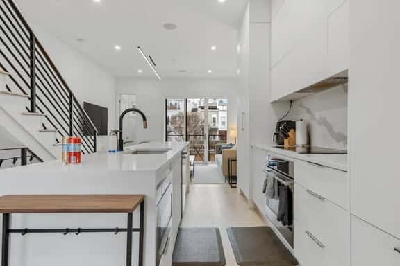 Bloomingdale 4-BR Homestay / Rooftop + Parking - Image 1