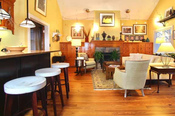 SPACIOUS HOUSE! | 2+ BEDROOMS | CLOSE TO AU - Image 1