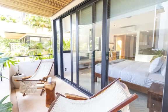 Minutes to the beach value! 1BR Studio - Image 1