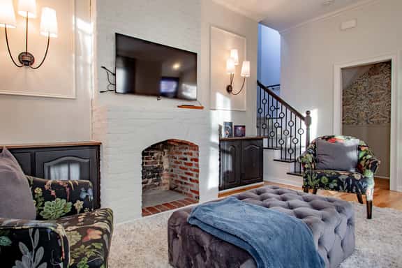 Exceptional Designer Victorian Home // Close to METRO Subway - Image 1