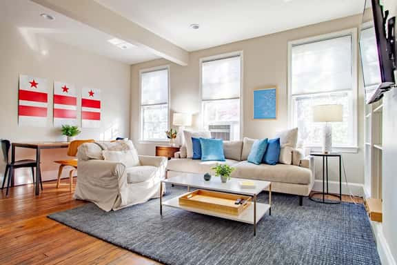 Bright Top Floor On Georgetown Cobblestone Street - Image 1