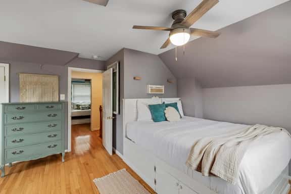 ALX Cape Cod 3-BR Near Old Town & Mount Vernon - Image 1