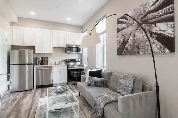 Modern 1 BR - clean finishes. - Image 1