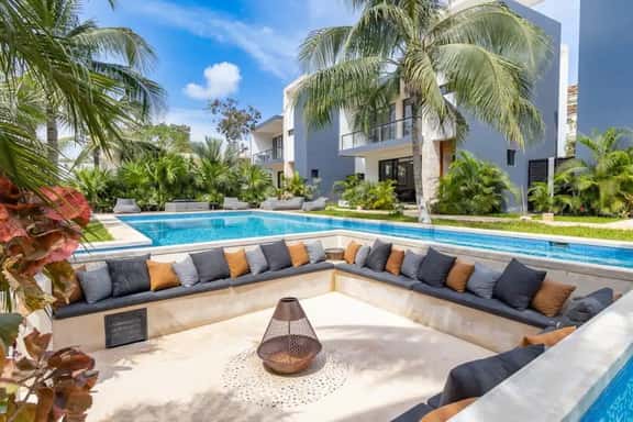 2BR Spacious condo w/ private pool near beaches - Image 1