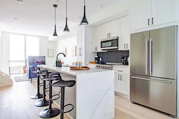 Chic 2-Bedroom Flat | 2 Floors | METRO Accessible! - Image 1