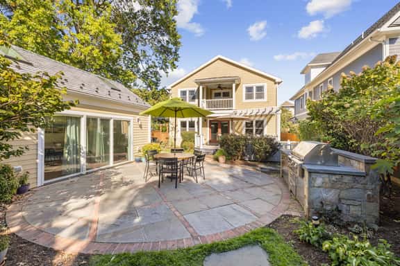 Clarendon Retreat, 5-BR Luxurious Urban Estate - Image 1