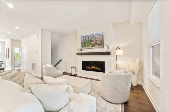 Ashburn 4-BR Homestay / Close to Dulles & METRO - Image 1