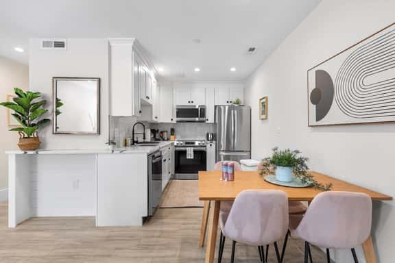 Central 2-BR City Sanctuary - Commuter-Friendly - Image 1