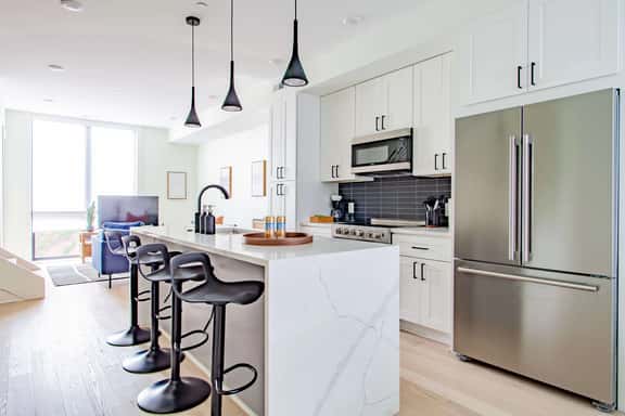 Chic 2-Bedroom Flat | 2 Floors | METRO Accessible! - Image 1