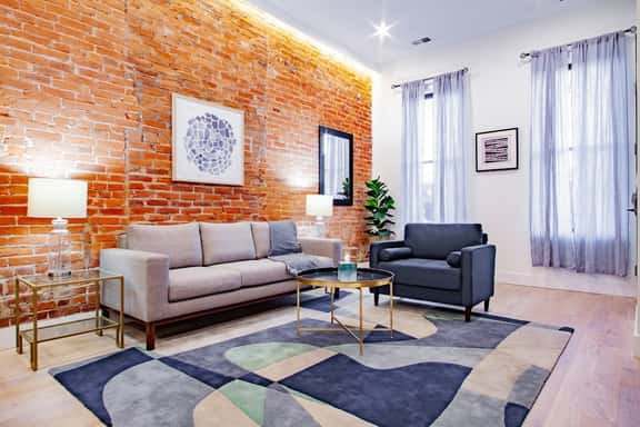 Vibrant 2-BR Luxe Flat Adjacent Eastern Market ✫ Walk to METRO, Barracks Row, Capitol Hill - Image 1