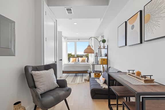 Fully furnished & equipped Studio Steps to HStreet - Image 1