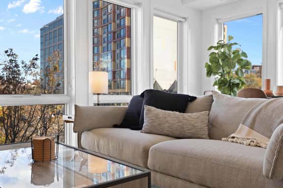 2-Level 2BR & Terrace - Near Metro & Union Market - Image 1