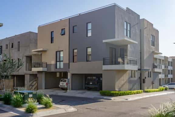 Short Drive to Downtown and Beaches - Image 1