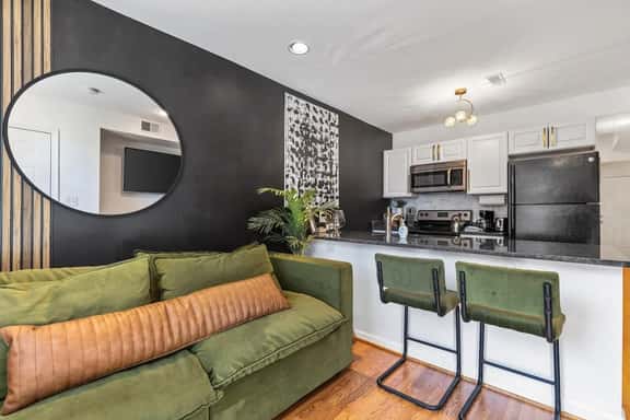 1-BR Chic Suite / Minutes Walk to H St / Trolley - Image 1