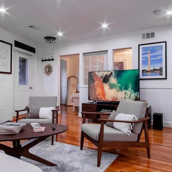 Fancy 1-BR in Central Location - Image 1