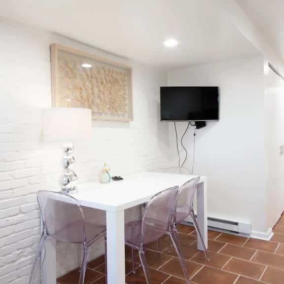 Studio Apt Near Metro, High Speed WiFi, Alexa - Image 1