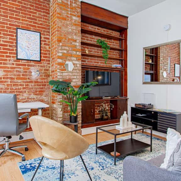 Classy 1-BR Flat Nestled Between Dupont & Logan - Image 1