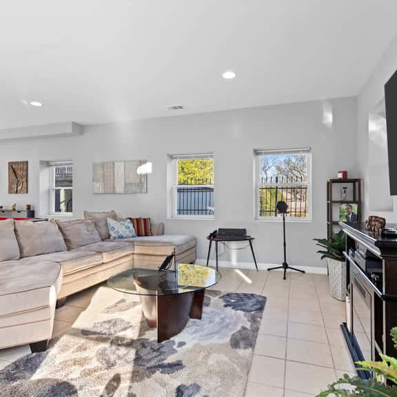 Sunny City Accommodations - Close to METRO and UMD - Image 1