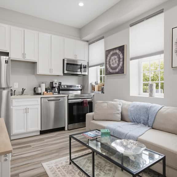 Walk to Capitol & Eastern Market - 1BR Queen bed - Image 1