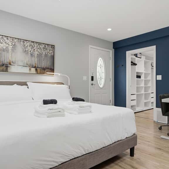 Private King Suite - Springfield METRO - Image 1