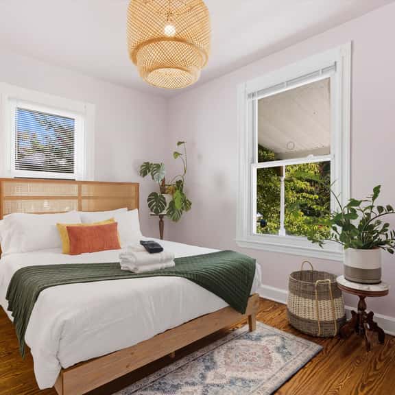 Bright & Spacious 3BR Cottage Minutes to DC - Image 1