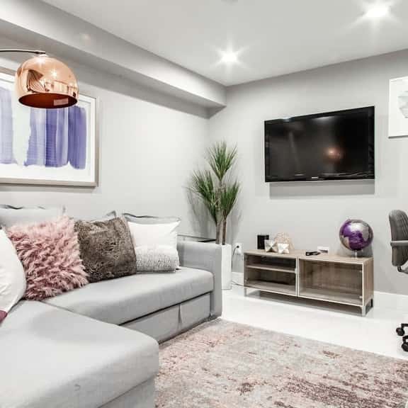 Centrally-Located Well-Decorated Solar-Powered! - Image 1