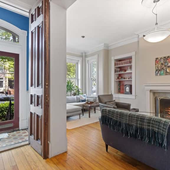 Historic Solar-Powered Townhouse, Walk to - Image 1