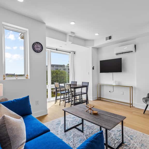 Modern and Stylish 2-Lvl 1-BR Penthouse Apt, Steps to H St - Image 1