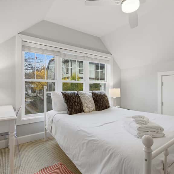 Cozy Carriage House - Clarendon Getaway - Image 1