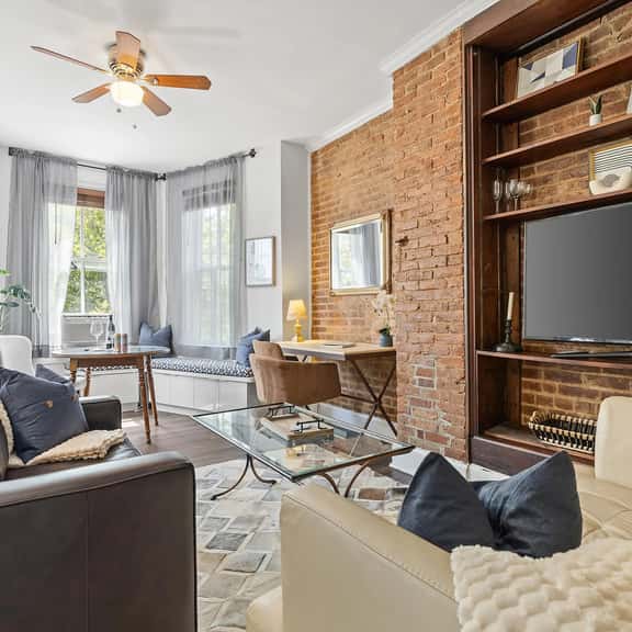 Beautiful 1-BR Flat Nestled Between Dupont & Logan - Image 1