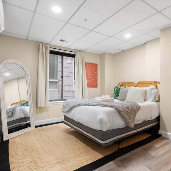 Walk to the White House & Nat'l Mall from this 2BR - Image 1