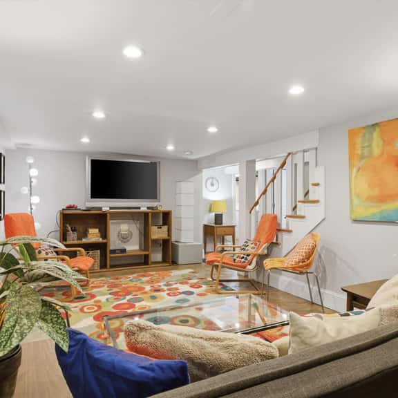 Charming 4BR Bungalow - Steps to Clarendon METRO - Image 1