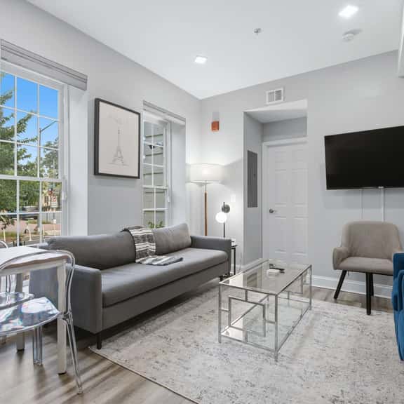 Bright 3BR Walk to Eastern Market & METRO - Image 1