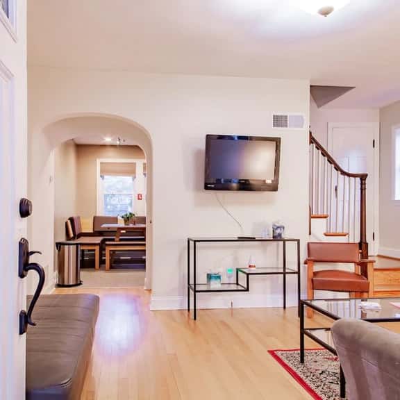 Pentagon City Homestay / Parking available - Image 1