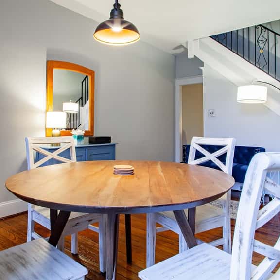 Old Town Traveler's Retreat in Prime Location ✯✯✯✯✯ 2-BR Homestay - Image 1
